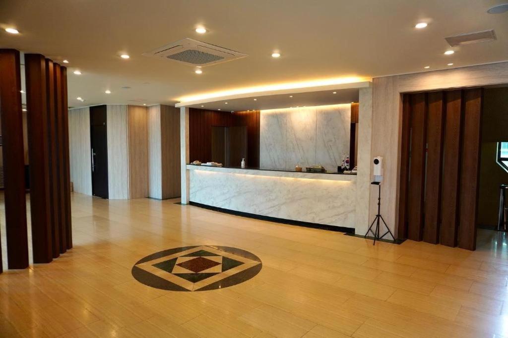 Emerald Hotel 済州市 エクステリア 写真