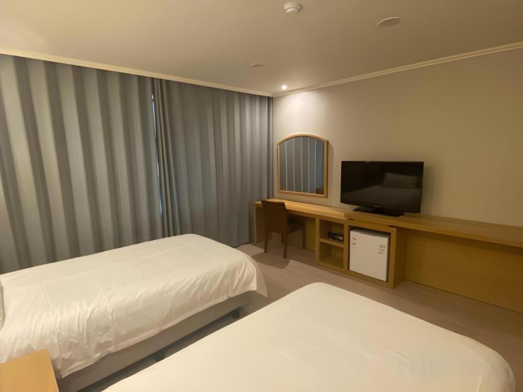 Emerald Hotel 済州市 エクステリア 写真