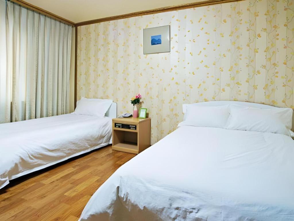 Emerald Hotel 済州市 エクステリア 写真