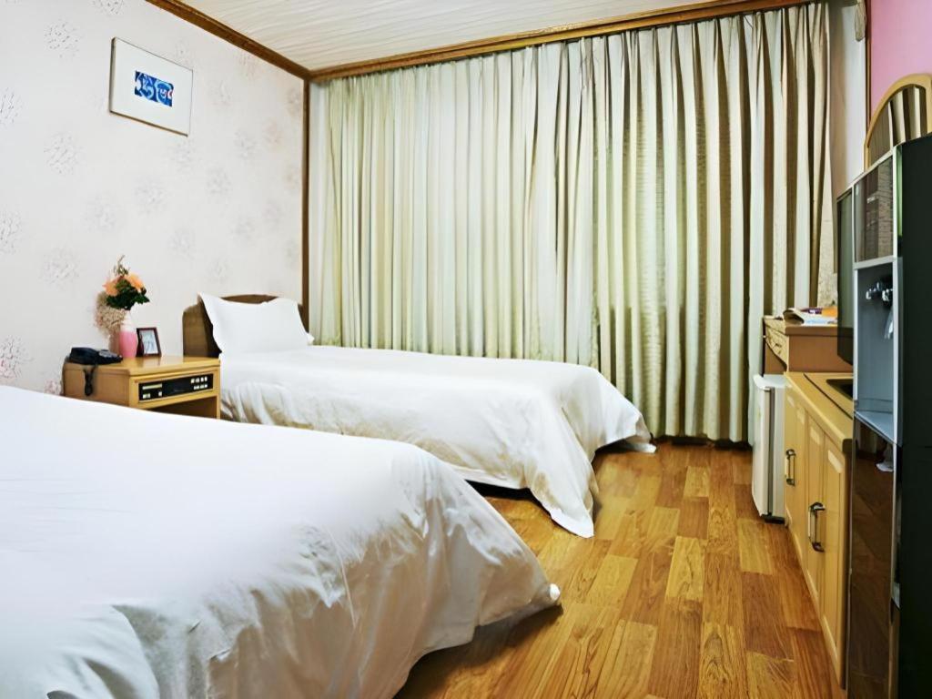 Emerald Hotel 済州市 エクステリア 写真