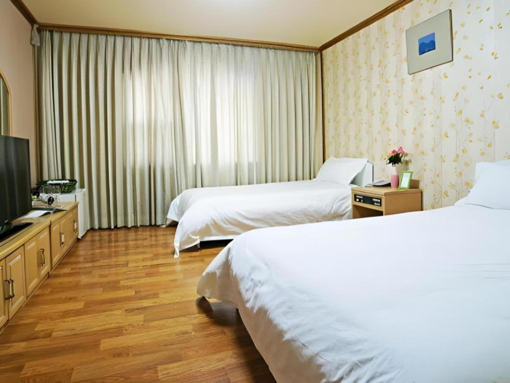 Emerald Hotel 済州市 エクステリア 写真