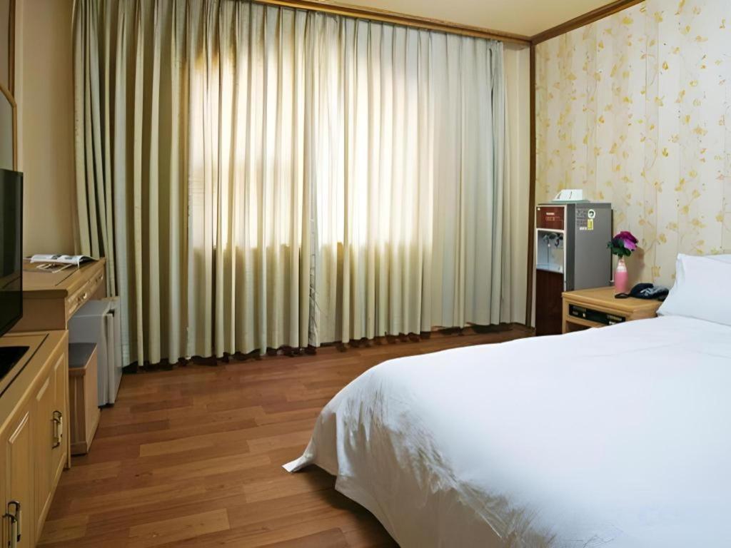 Emerald Hotel 済州市 エクステリア 写真